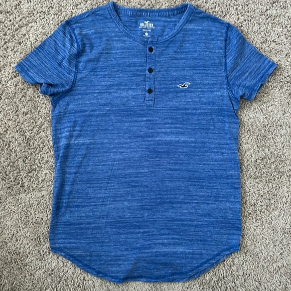Hollister Henley Tee like new! 3 button with curved finish for nice untuck look - Picture 1 of 3